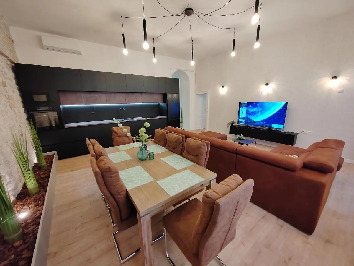 Town Square Apartment ザダル