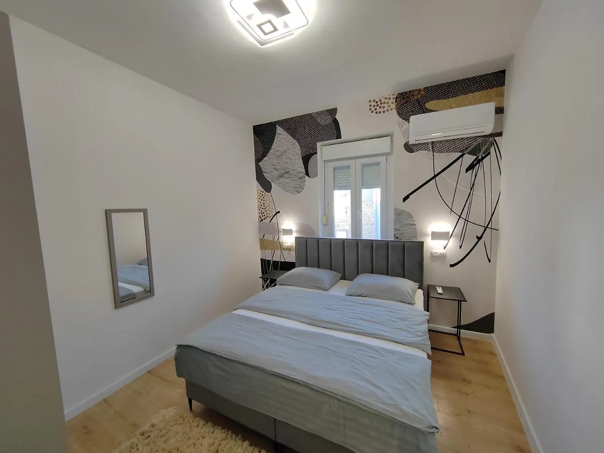 Town Square Apartment ザダル