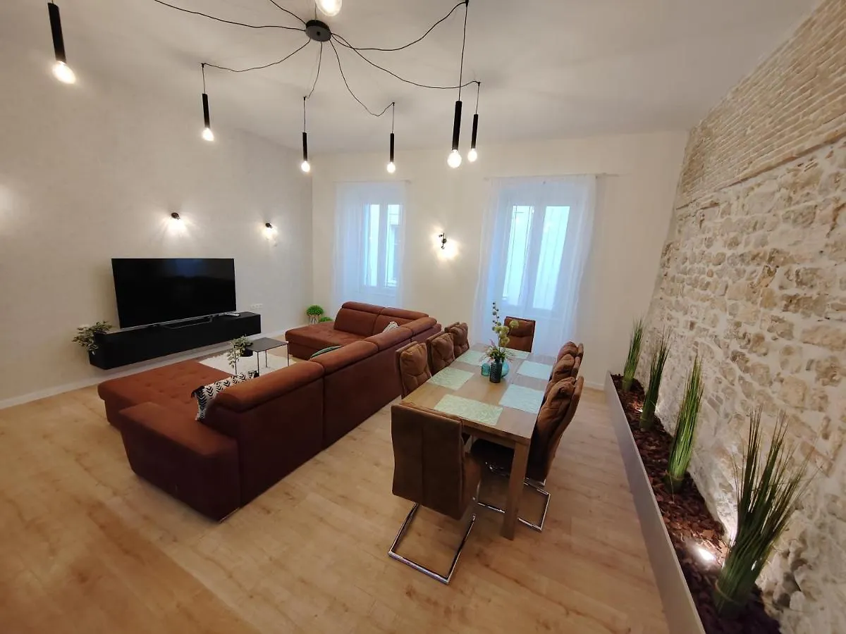 Town Square Apartment ザダル