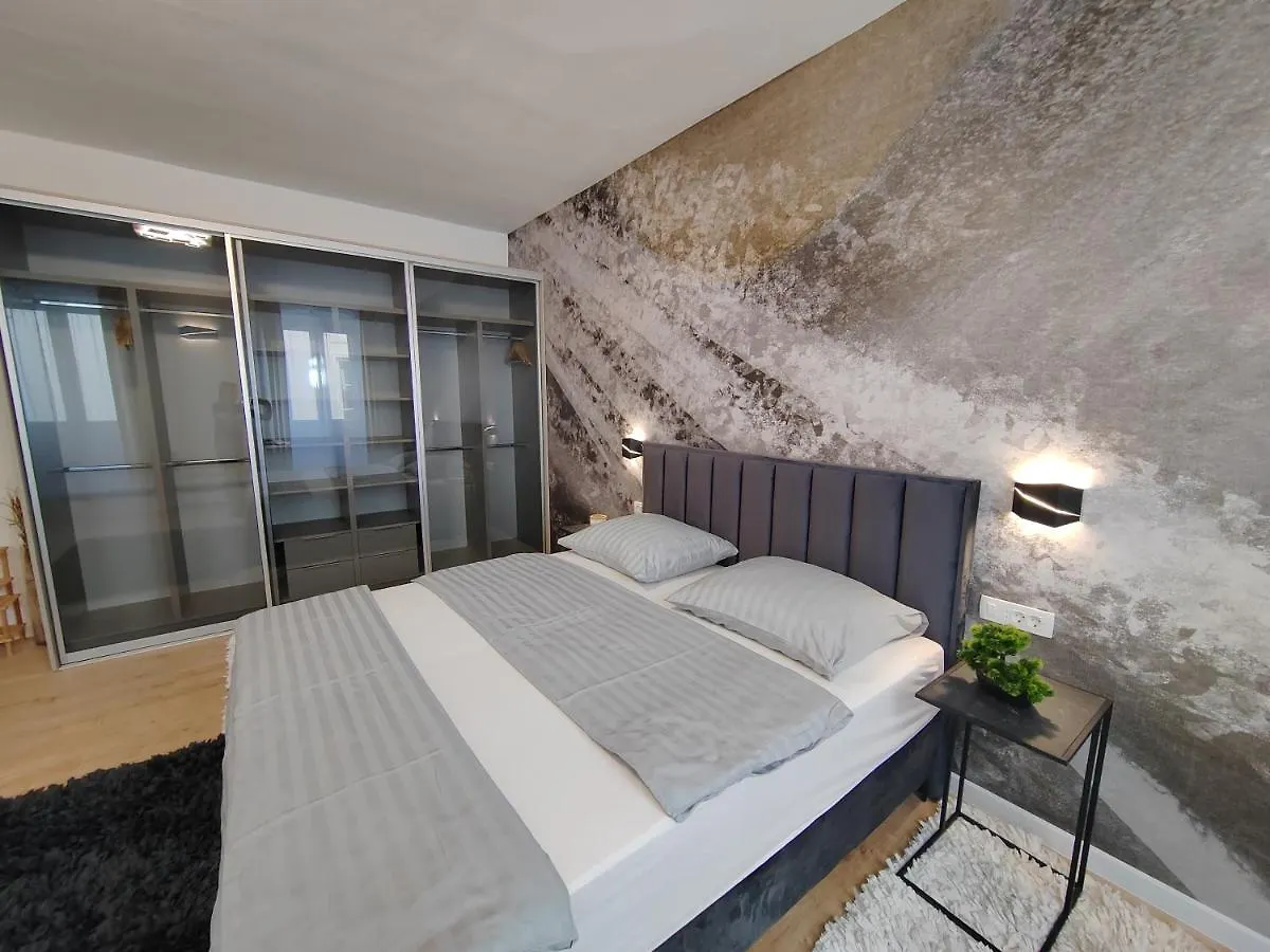 Town Square Apartment ザダル