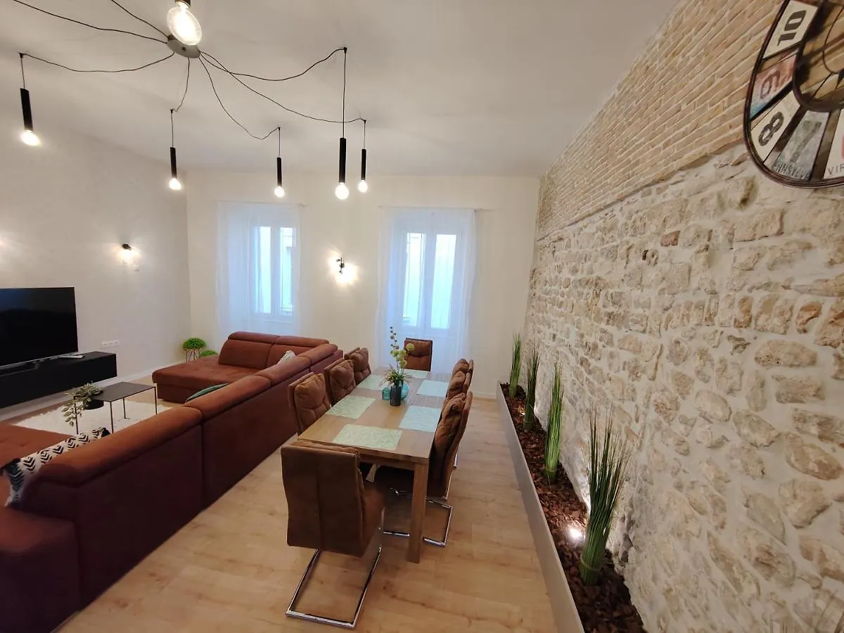 Town Square Apartment ザダル